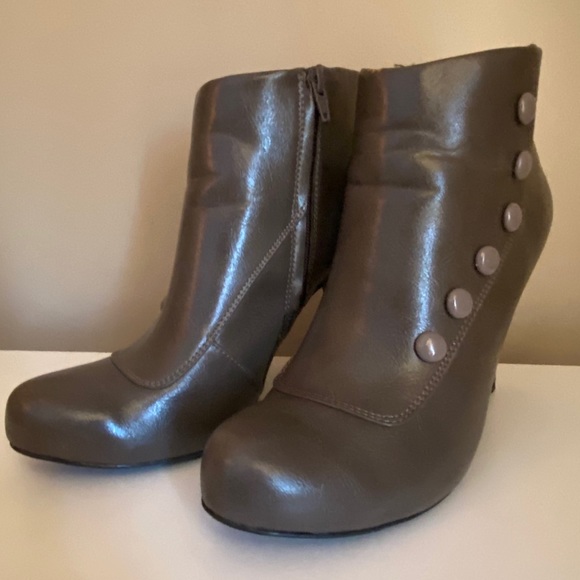 Fioni olive green button detail bootie - Picture 15 of 16